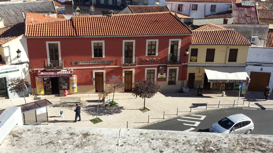 Vista de la entrada de los estudios desde azotea de enfrente