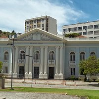 frente da sede da biblioteca