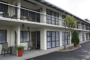 Motel Villa Del Rio in Whangarei, image may contain: Hotel, Plant, City, Chair