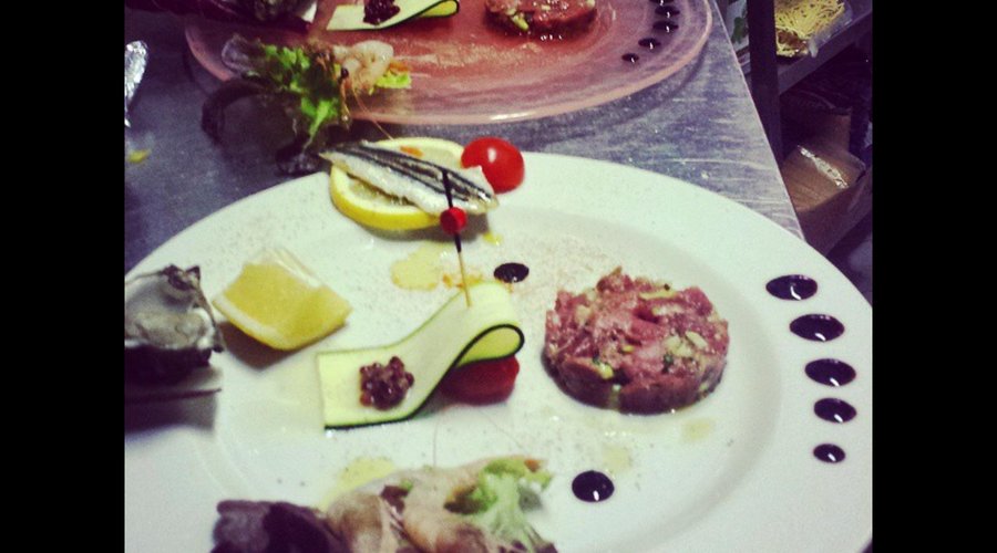 Tartare di Tonno, Acciuga al limone, Ostrica, Gamberi rosa con guarnizione di Zucchina cruda