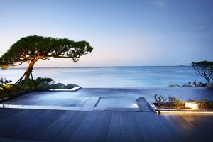 Pool & Beach