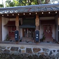 裏門方面に下る途中には末社もありました