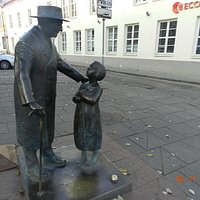 Памятник Ц. Шабаду.