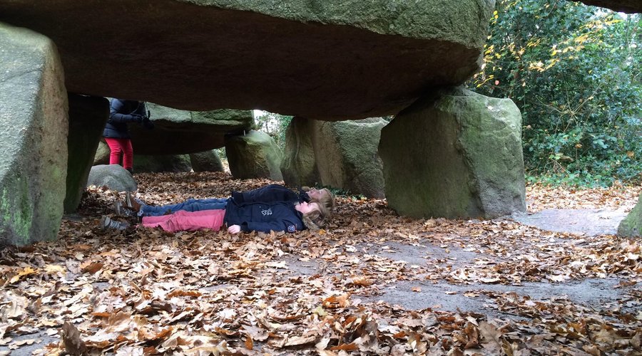 Slapen onder Hunebed