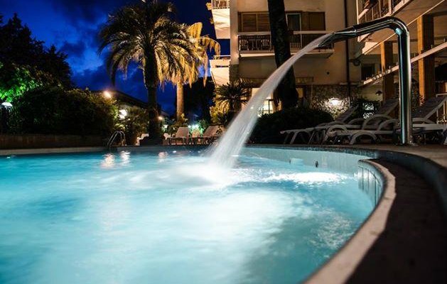 Piscina con cascata cervicale