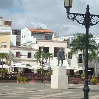 Vista geral da escultura de Nicolás de Ovando ,no centro da Praça