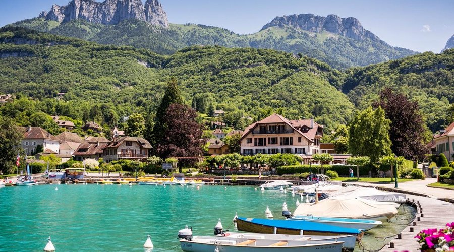Vue de l'hôtel depuis le lac