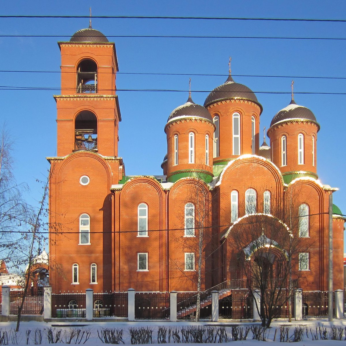 Королев храмы королева. Храм Троицы Живоначальной Королев. Церковь Горького Королев. Троицкий храм Горького Королев. Церковь в Королеве на Валентиновском поле.