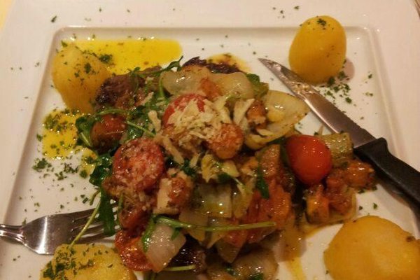 Rib Eye Steak Florentiner Art mit Rucola, Tomate und Asmonte