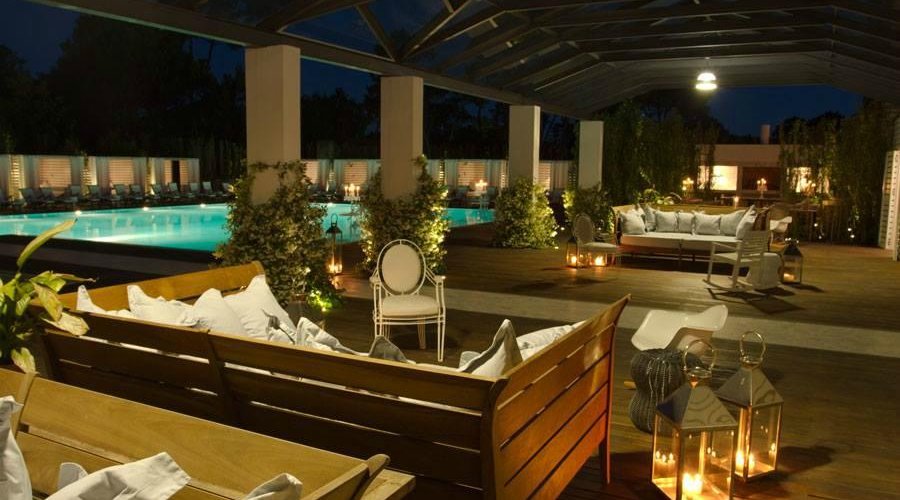Vista nocturna piscina