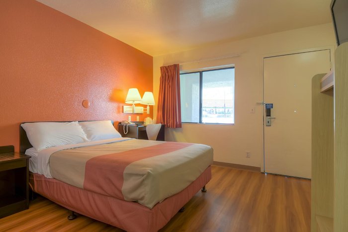 Motel 6 Palm Springs Downtown Rooms: Pictures & Reviews - Tripadvisor