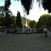 Fonte da Praça da Liberdade, com a Catedral Metropolitana ao fundo