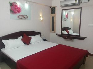 Hotel Nambi in Madurai, image may contain: Bed, Furniture, Lamp, Cushion