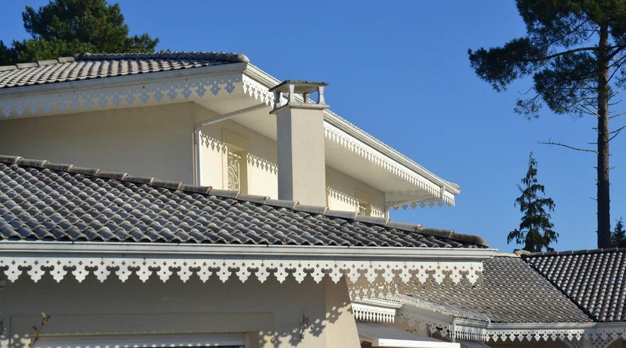 typical dentelle detail at the roofs