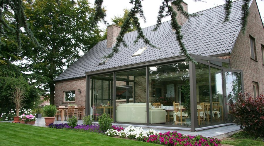 Ontbijten in de veranda, met zicht op het groene ommeland