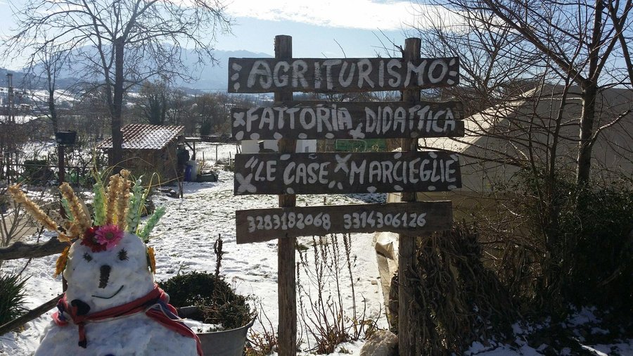 L'ingresso del casale in pietra dopo una nevicata.