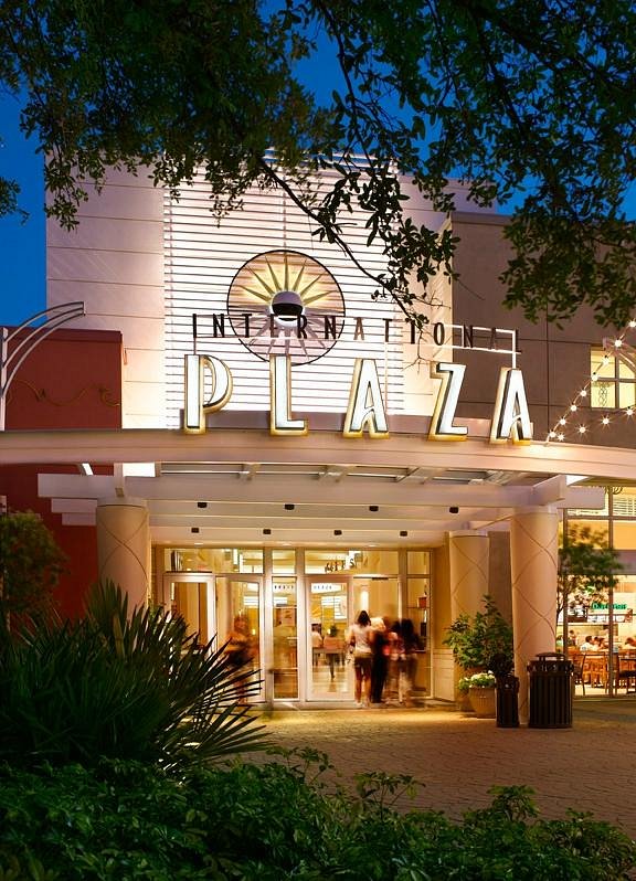 International Plaza Tampa là một trong những trung tâm mua sắm lớn nhất tại Tampa, mang đến nhiều thương hiệu nổi tiếng và sự đa dạng về sản phẩm và dịch vụ. Xem hình ảnh để khám phá thêm về cách mà khu mua sắm này tạo nên một trải nghiệm tuyệt vời cho cả người mua lẫn nhân viên.