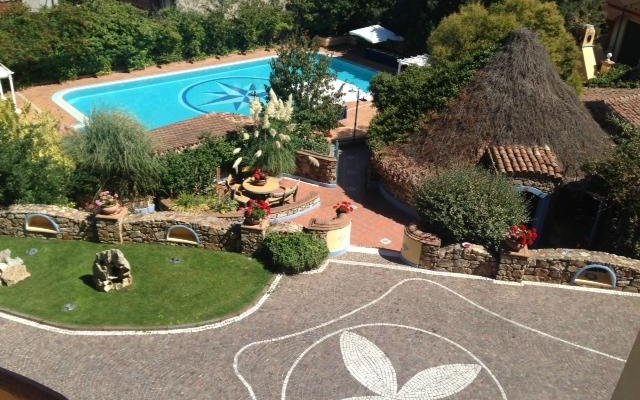 Piscina e ristorante rustico