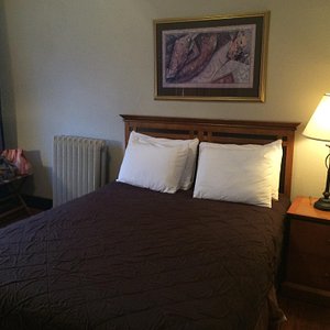 Queen bed room
