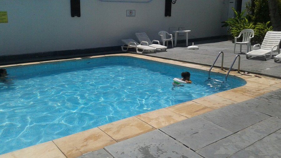 A única coisa boa é a piscina.