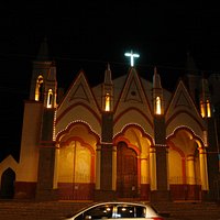 La facciata della chiesa in notturna