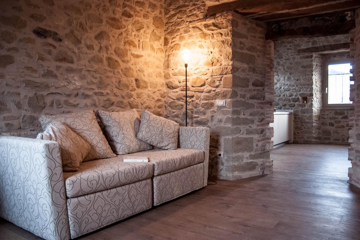 Camino con poltrone - Foto di Palazzo Serre B&B, San Leo - Tripadvisor