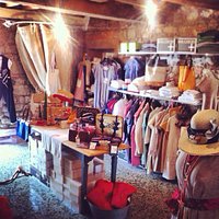 -il negozio di abbigliamento artigianale Made in Tuscany per gentiluomini e madame bolgheresi-