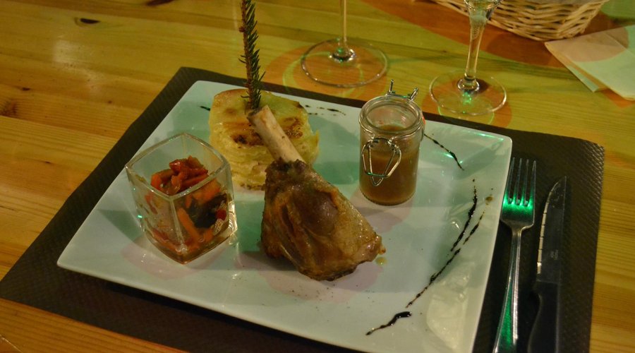 Souris d'agneau au jus de sapin
