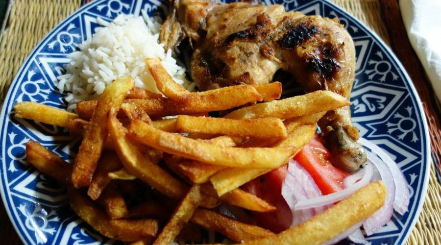 assiette de poulet (avec riz, frites, oignons)