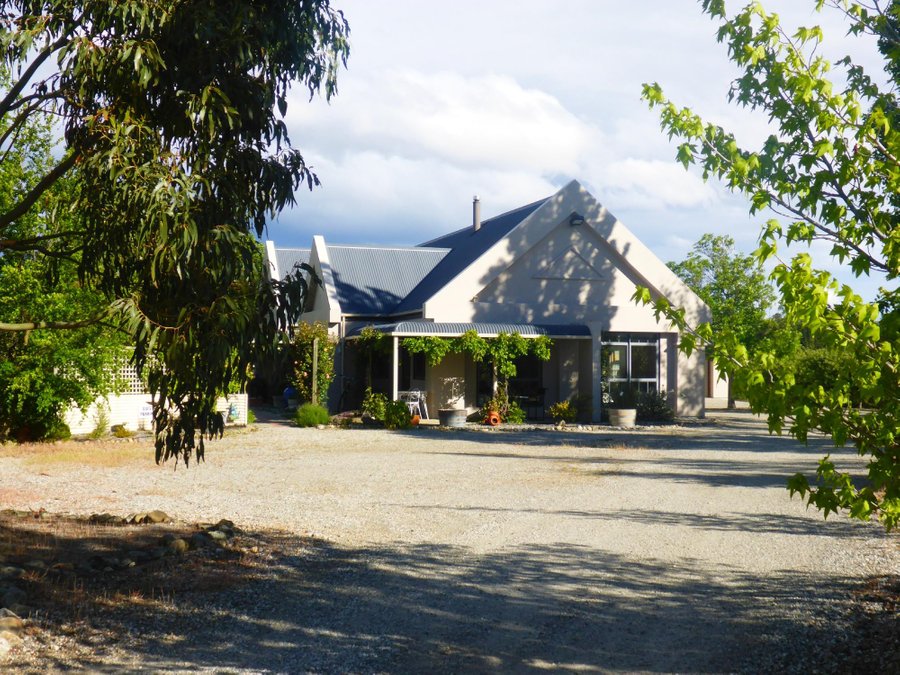 HAWKDUN RISE VINEYARD ACCOMMODATION  165     1  8  5    Prices B B