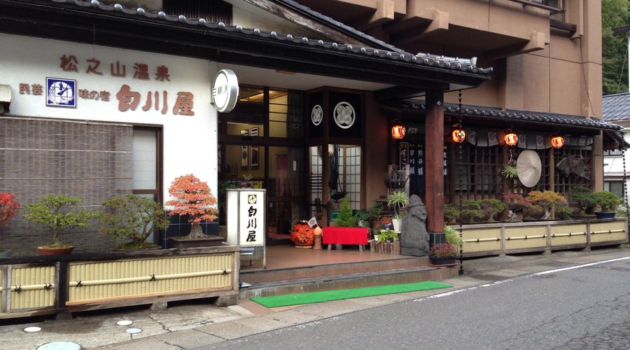 民芸品と骨董品が昔にタイムスリップさせてくれるようです。