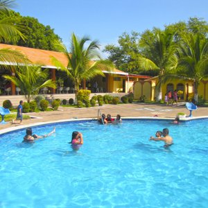 Piscina con tobogán