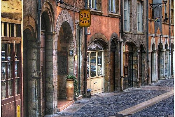 Rue du Vieux Lyon ( 300 m)