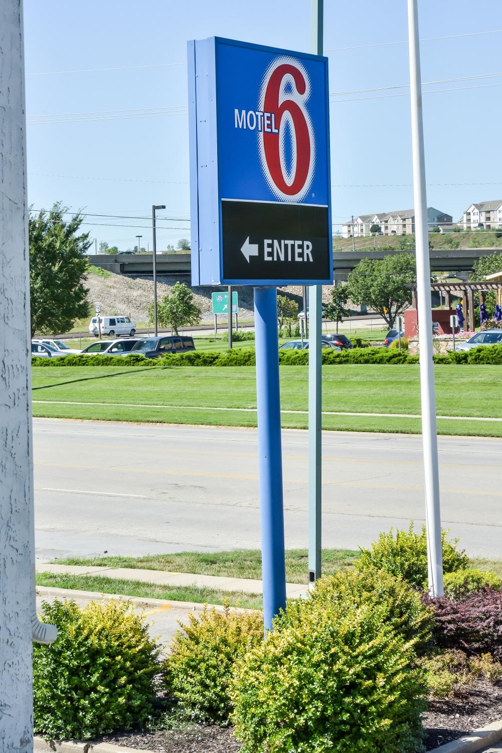 RELAX INN Reviews Photos   Motel 6 Topeka West 