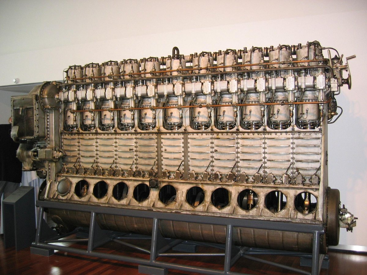 File:Villingen, Franziskanermuseum, 1 Zylinder Dieselmotor DM 12, MAN,  Augsburg, 1906, Inv. 12739 a.jpg - Wikimedia Commons