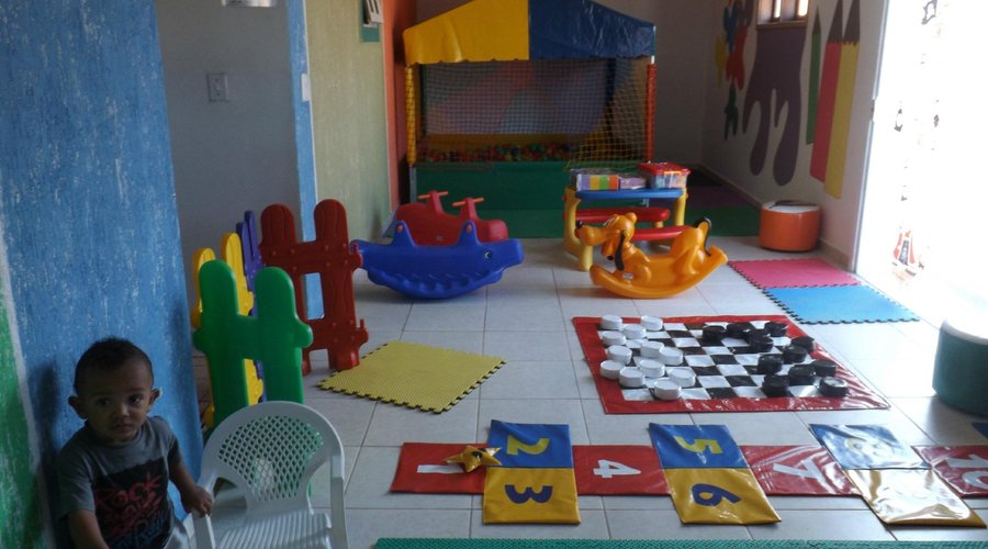 sala de recreação com piscina de bolinha