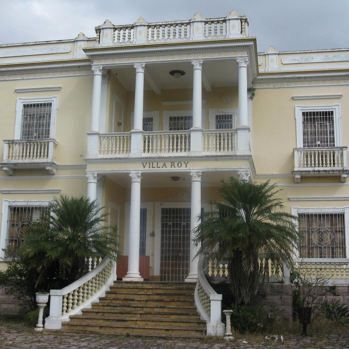 Roy villa. Вилла штука. Villa-Museum "Villa Nadezhda".. Вилла роя Диснея. Roy Villa Beach.