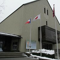雪に映える建物