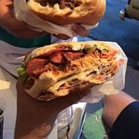 Lanche gigante e um hambúrguer com ovo.