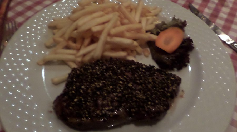 corte de carne con pimienta negra entera, muy buen plato