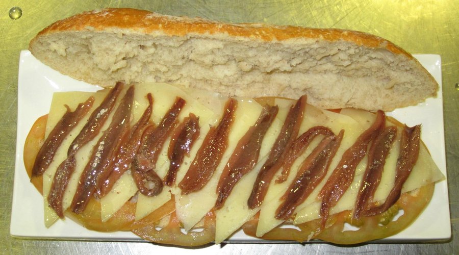 Bocadillo 14-Tomate rodajas, Queso curado y Anchoas