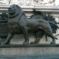 Lion @ place de la Republique