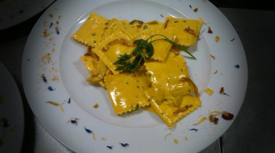 Tortello di patate Giardino (zafferano, porcini, crudo)