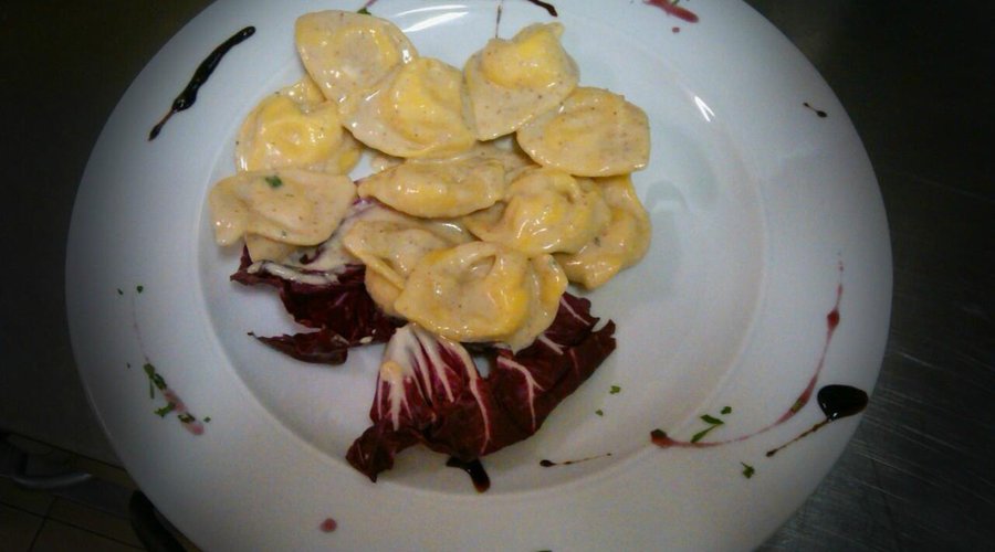 Tortelli di burrata con crema di noci