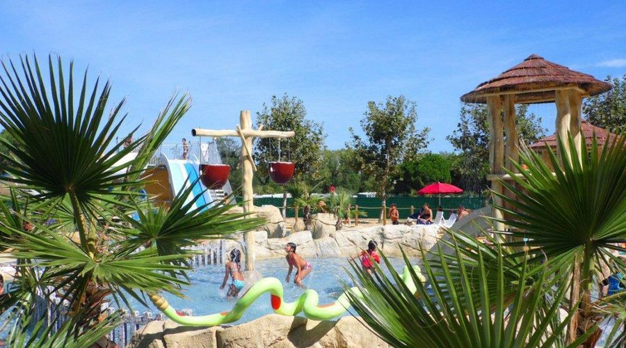 Le parc aquatique et les jeux enfants