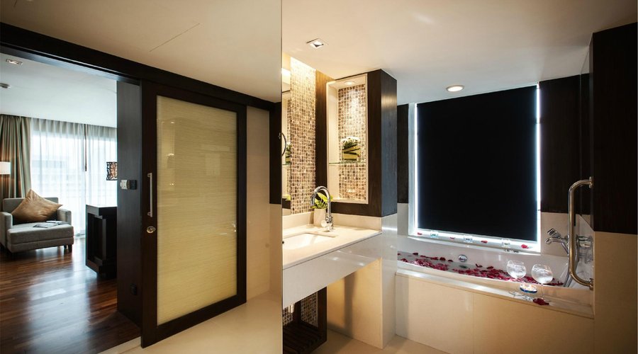 Bathroom & Jacuzzi @ Ocean View Deluxe Room