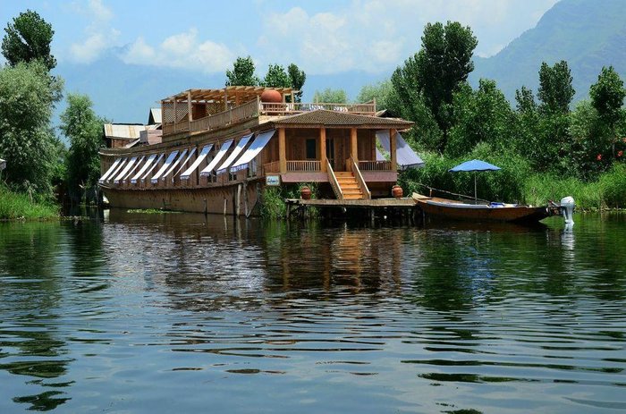 SUKOON HOUSEBOAT (Srinagar, Kashmir) - B&B Reviews, Photos, Rate Comparison  - Tripadvisor