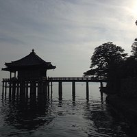 湖岸の古い街並みと浮御堂