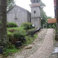 Pequena igreja de madeira, que faz parte da réplica da cidade antiga.