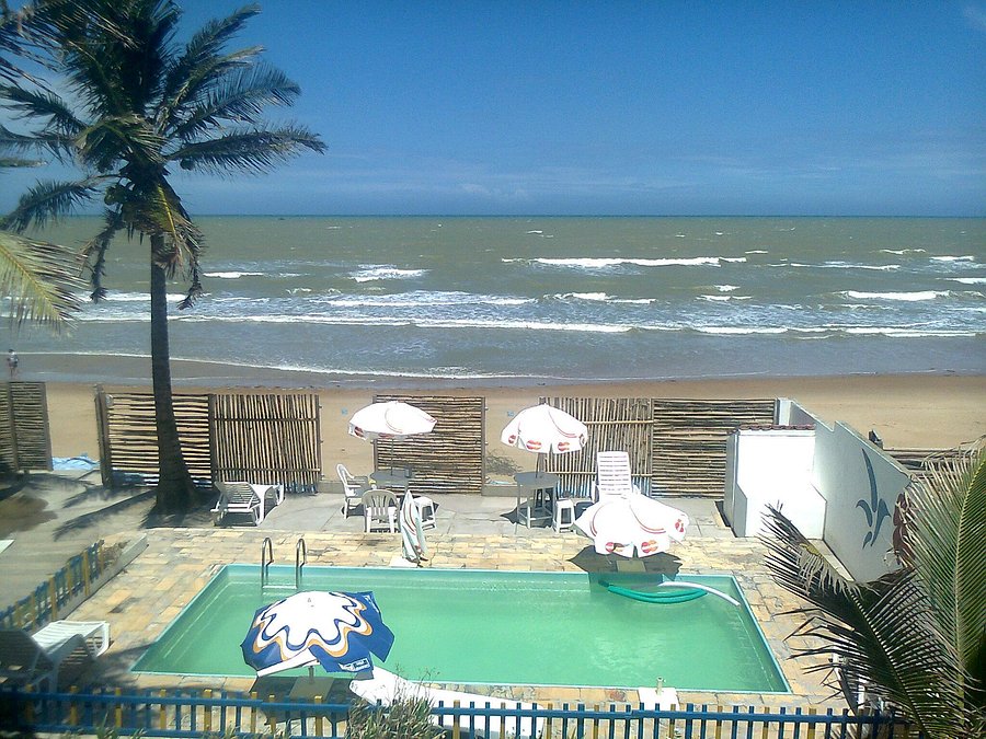 Piscina e praia nos arredores da Pousada Solar das Flores